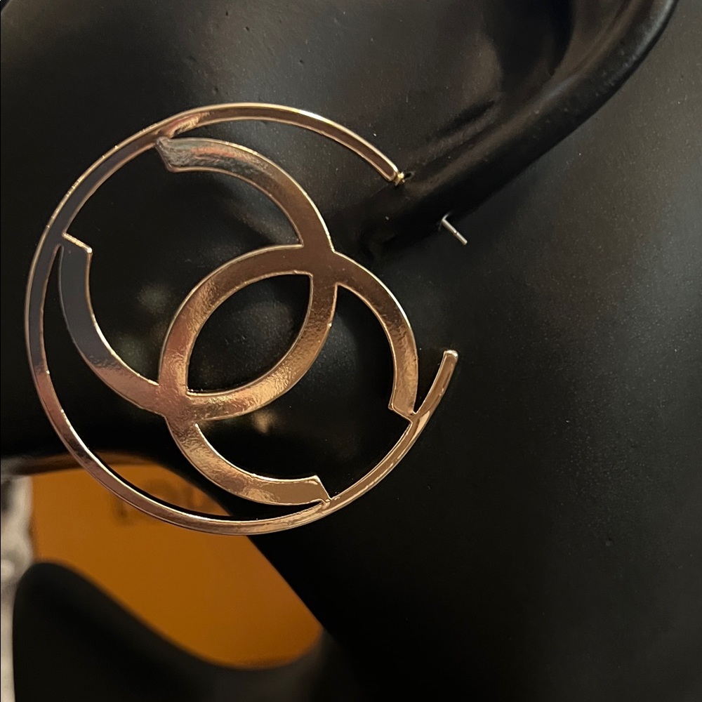 Gold Interlocking Circle Hoop Earrings - Luxury Designer Style